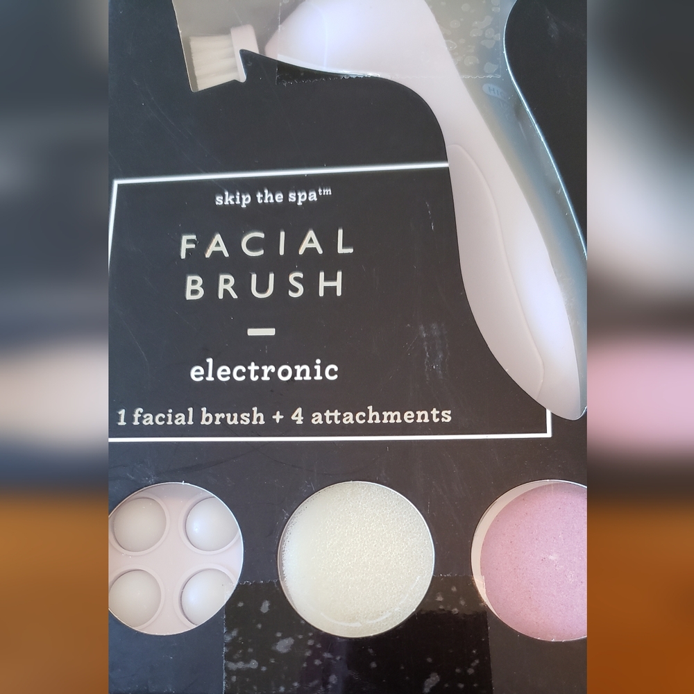 Facial Brush w/attachments, battery operated - NEW - Picture 4 of 4
